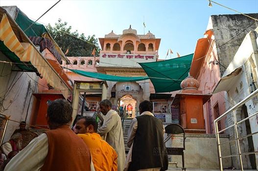 Pushkar, Rajasthan, India- January 16, 2018: TDevotees at the he entrance of Brahma Temple at Pushkar, Rajasthan, India.
