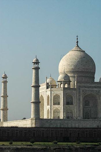 Side view of Taj Mahal, the jewel of Muslim art in India at Agra, Uttar Pradesh, India.