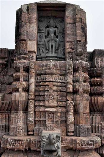 Richly carved statue of Sun God Surya’s Chariot at 13th century old Konark Sun Temple a UNESCO world heritage site near Bhubaneswar, Orissa, India