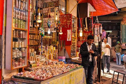 Colourful bangles shop at shine market place of Ajmer Sharif Dargah the Mausoleum of Moinuddin Chishti, a sufi saint from India at Ajmer, Rajasthan, India.